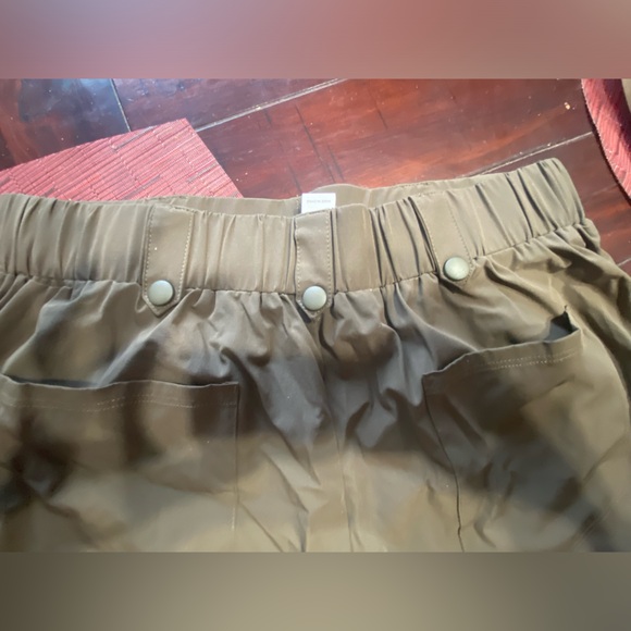 Halara women’s nylon shorts size Large brown/green color pockets utility style - Picture 4 of 6